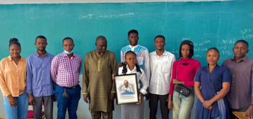 Prof Cyrille et étudiants en économie UPGI